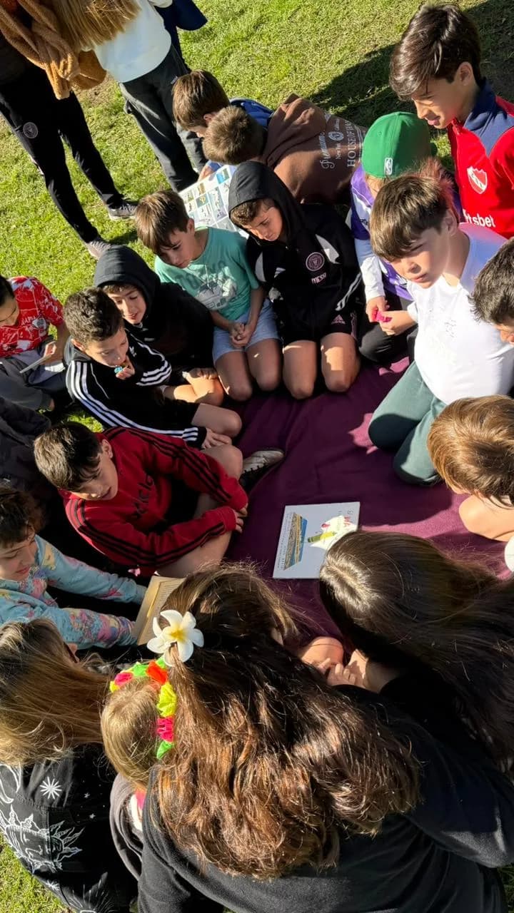 Ronda de lectura al aire libre en el World Book Day