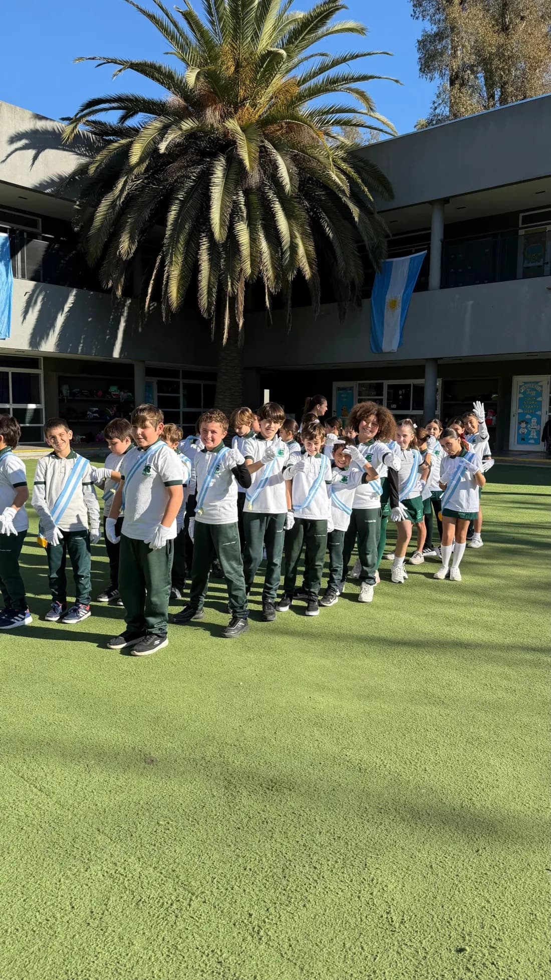 Alumnos de 4º grado durante la Promesa a la Bandera