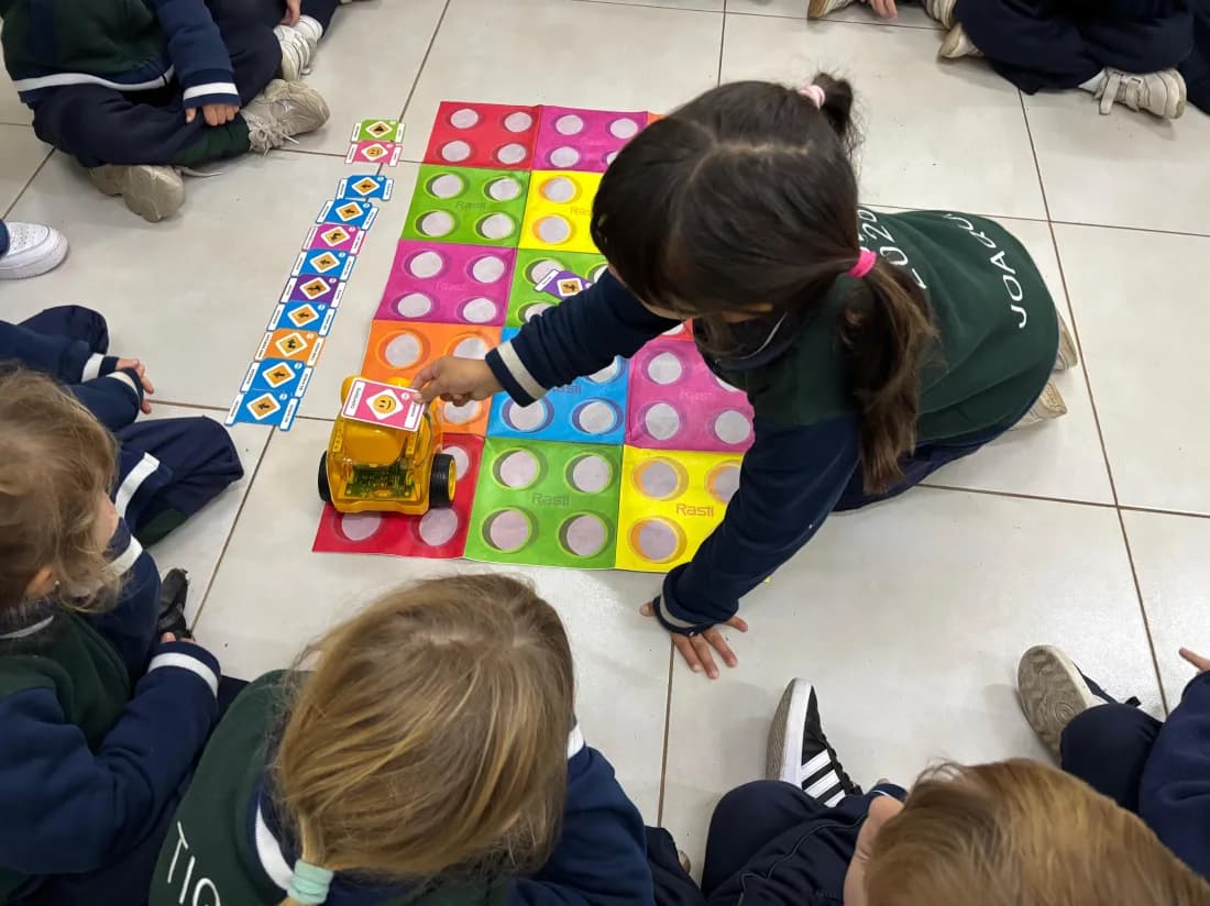 Alumnos de sala K5 programando con IKO, el robot de suelo de Santillana