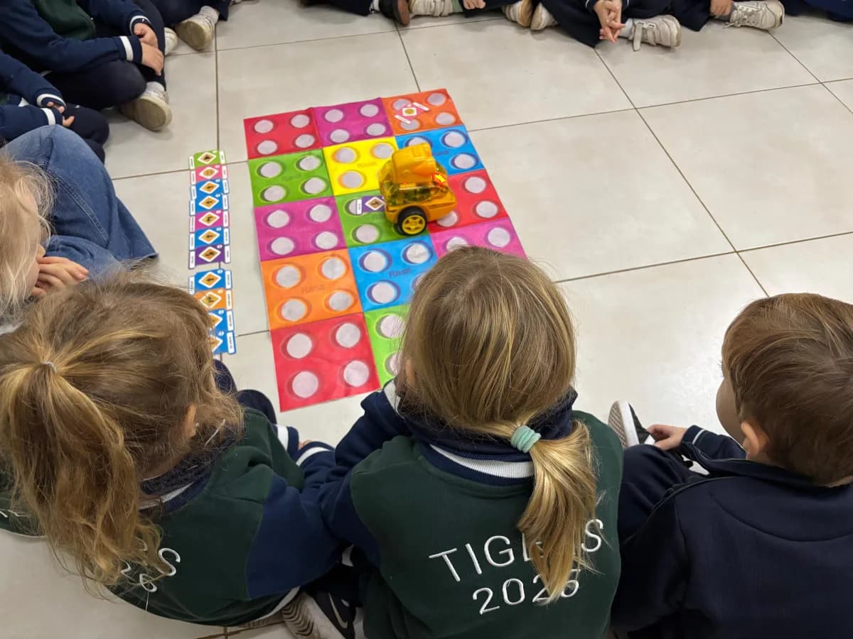 Alumnos en una actividad de robótica y programación