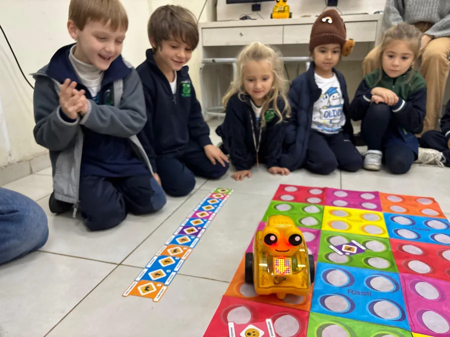 Alumnos de sala K5 en una actividad de programación con robots