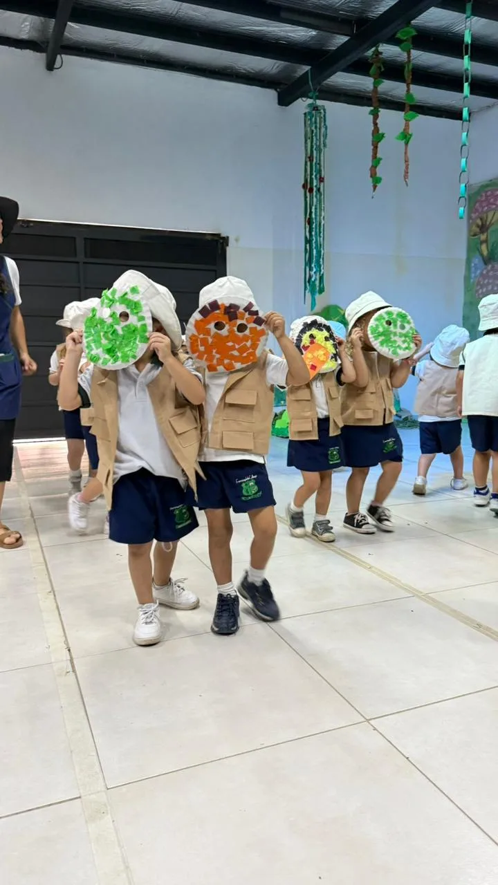 Alumnos de Nivel Inicial trabajando en un taller con sus familias