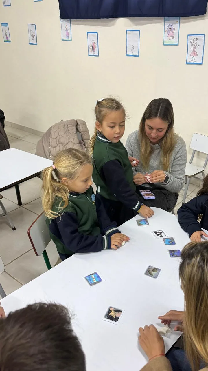 Alumnos de sala K5 en el acto del 25 de Mayo