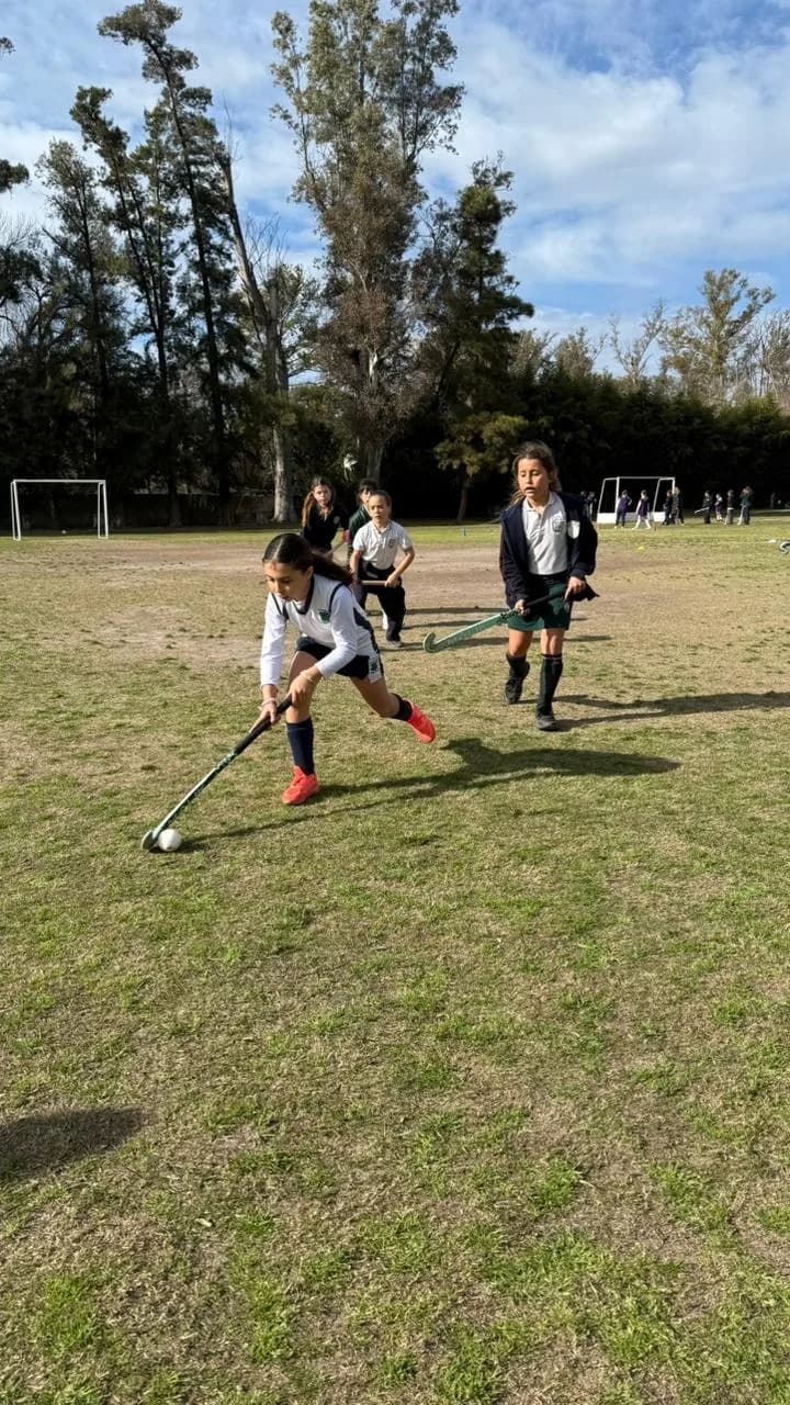 Partido de hockey del equipo del colegio