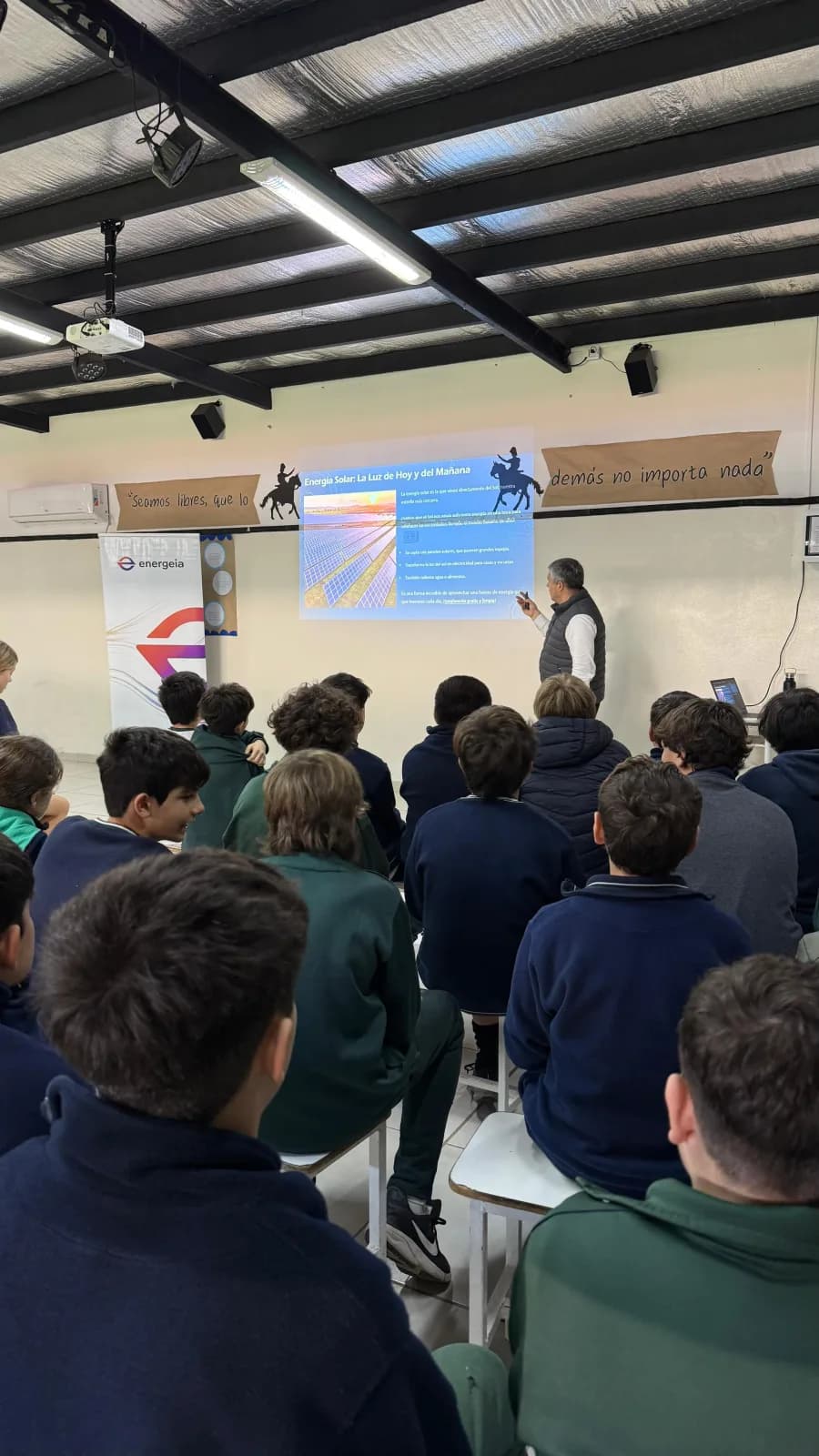 Alumnos de Secundaria en una charla con profesionales invitados
