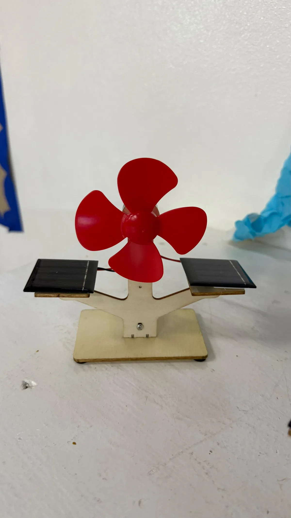 Alumnos de Secundaria presentando su proyecto de energía sustentable